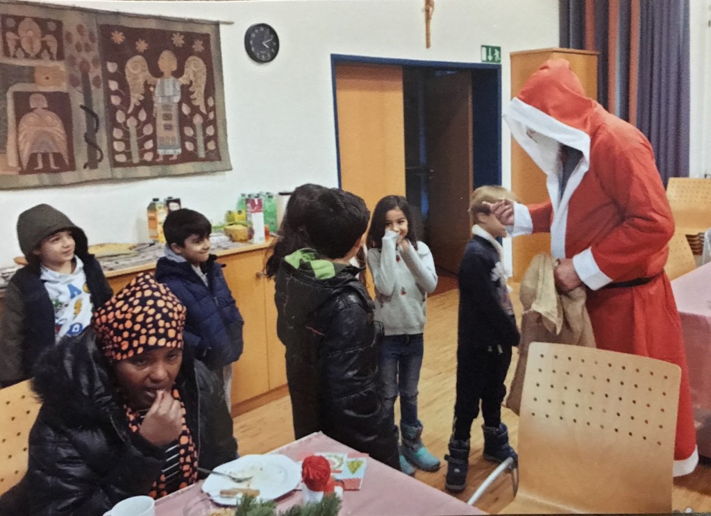 der Weihnachtsmann im Asyl Cafe