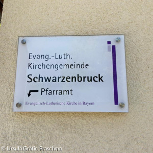 Schild zum Pfarrbüro